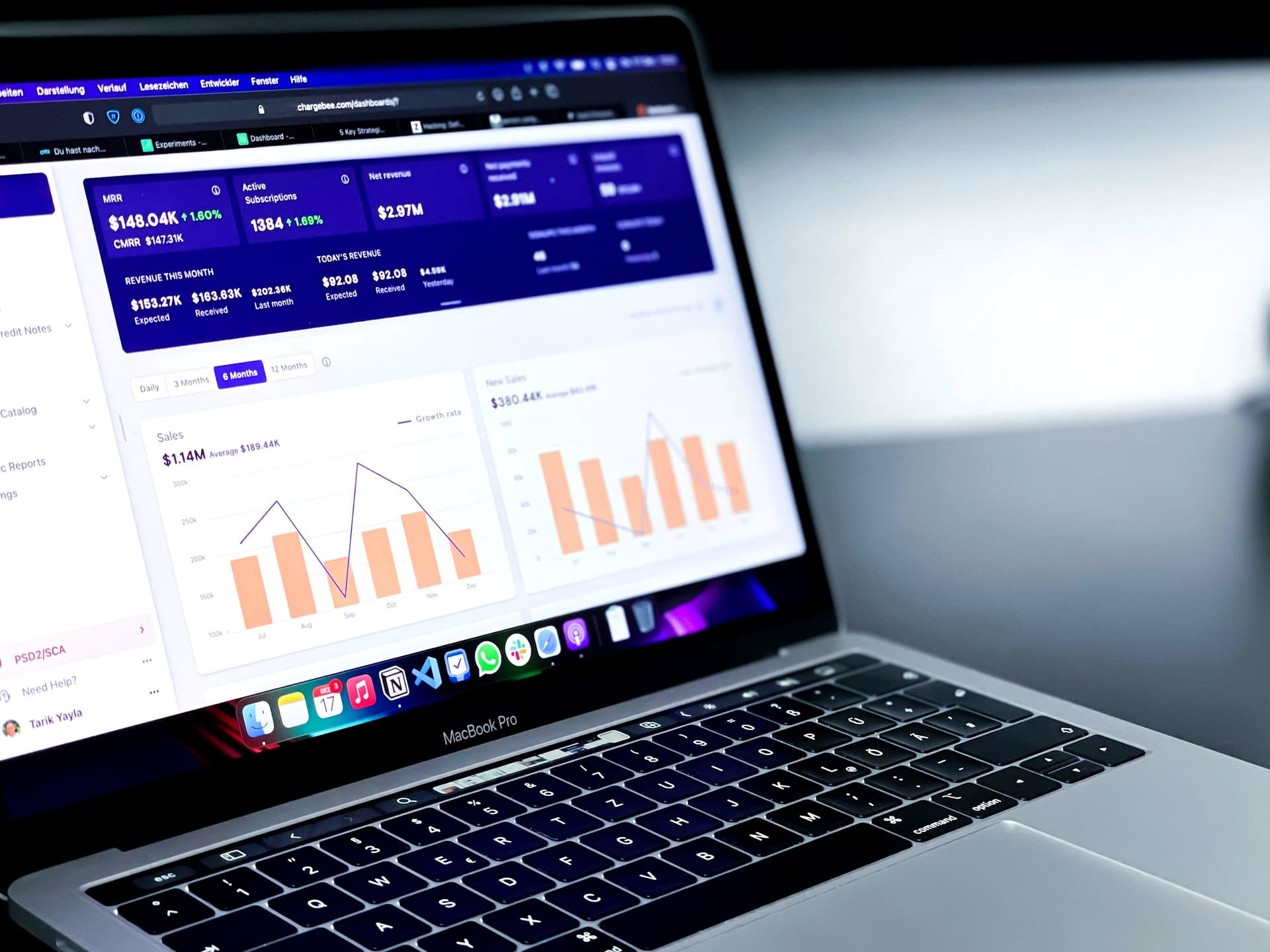 En laptop som viser et ryddig CRM / pipeline-overblikk.